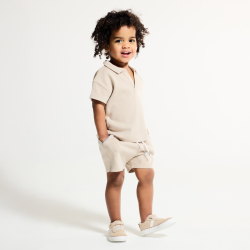 قميص بولو قطني اللون بيج للولد الرضيع ومرسوم عليه خلية نحل